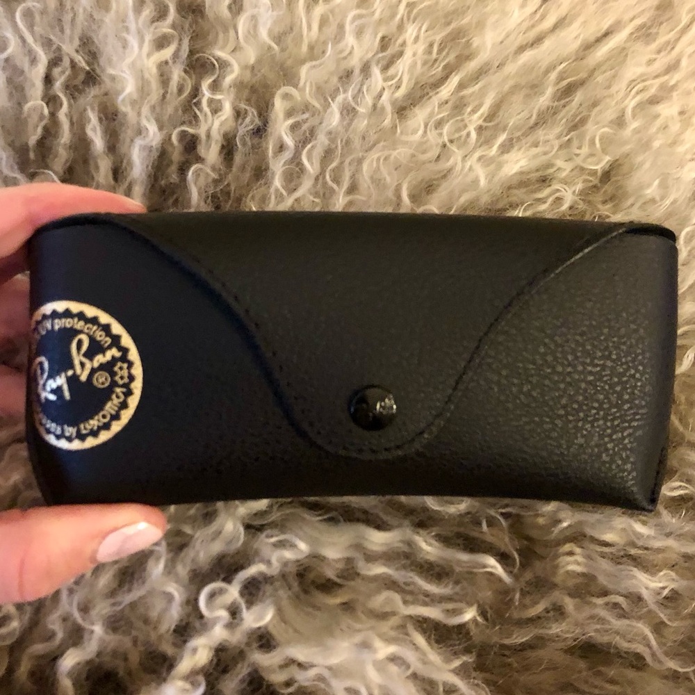 NWOT โญ๏ธ Ray-Ban Black Replacement Case with Gold Stamp Logo & Snap Close - Picture 5 of 13
